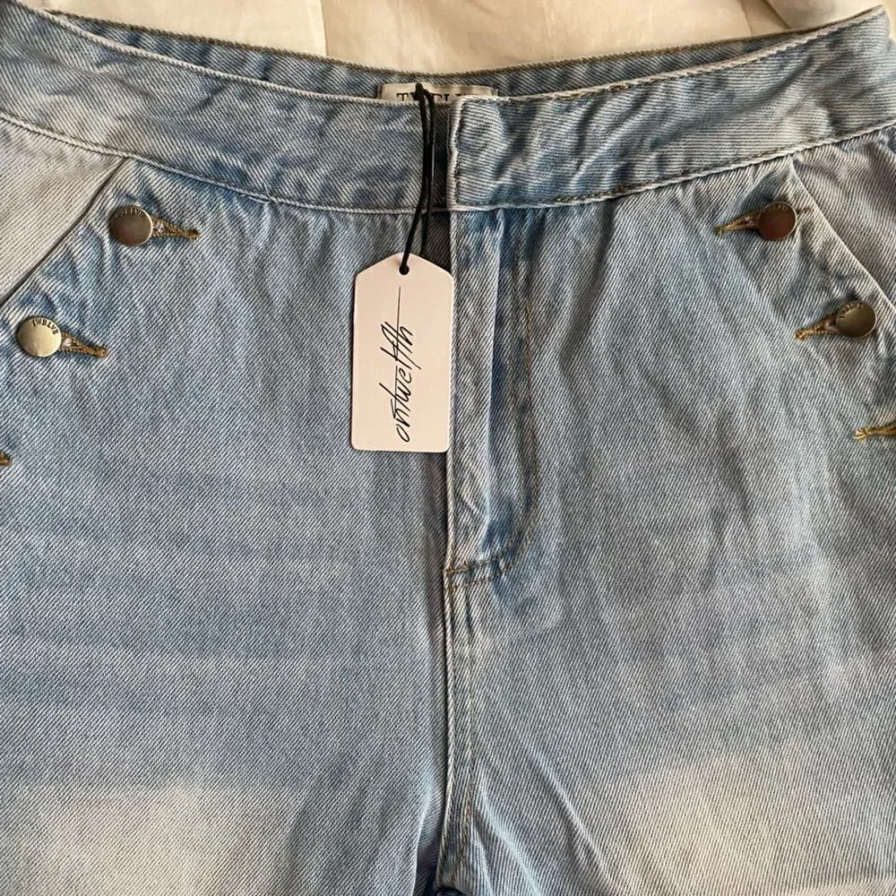 high-waisted straight jean pants.light blue